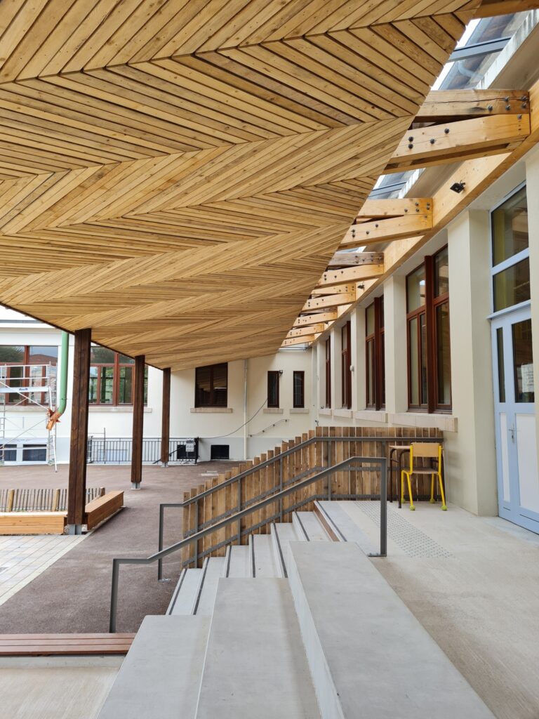 construction d’un préau à l’aide de bois de réemploi à Malzéville (54)