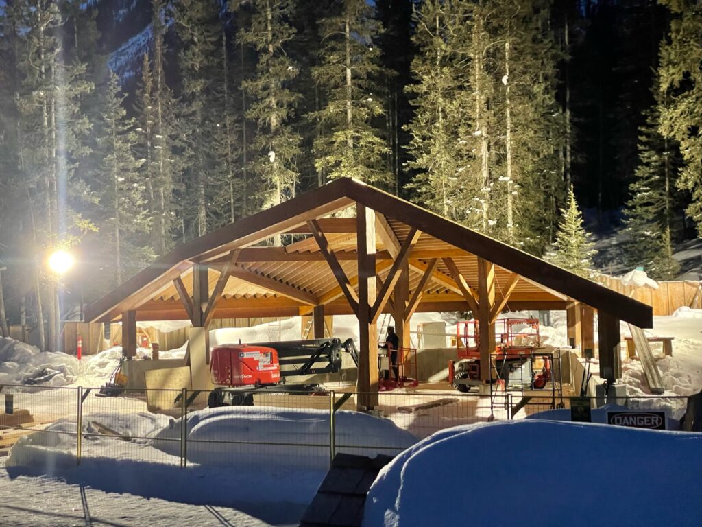Construction d’un abri en bois au lac Louise en Alberta au Canada